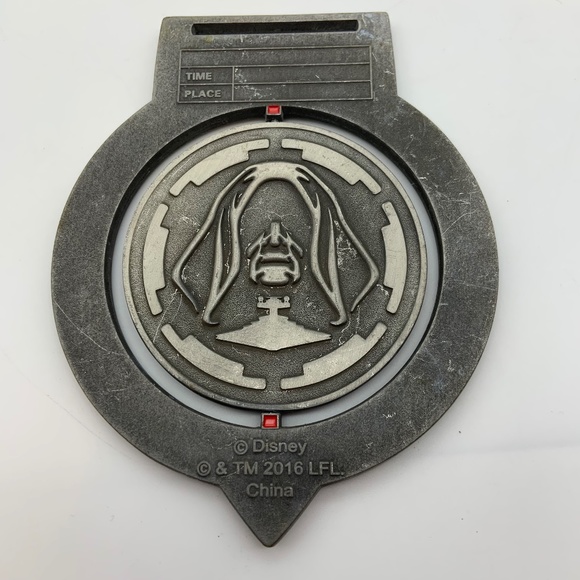 Disney World Star Wars Inaugural Half Marathon The Dark Side April 2016 Medal - Picture 9 of 11